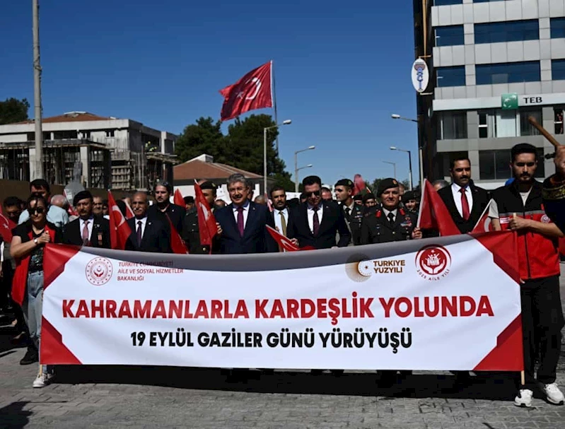 Osmaniye’de Gaziler Günü’nde mehteran eşliğinde yürüyüş düzenlendi
