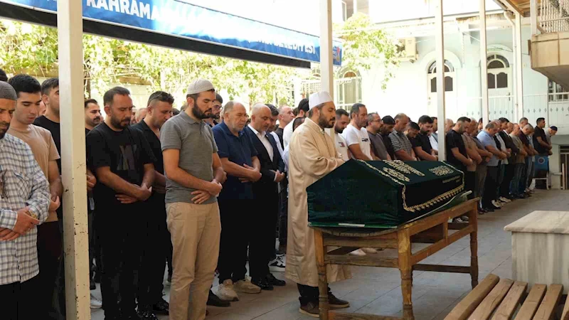 Bıçaklı saldırıda hayatını kaybeden genç adam son yolculuğuna uğurlandı
