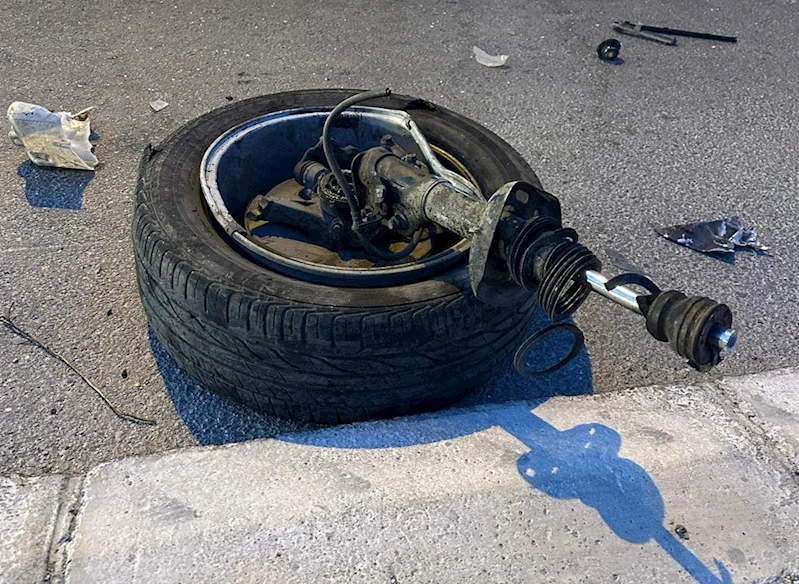 Tekeri bile koptu: Kamyona çarpan otomobil hurdaya döndü, 2 yaralı
