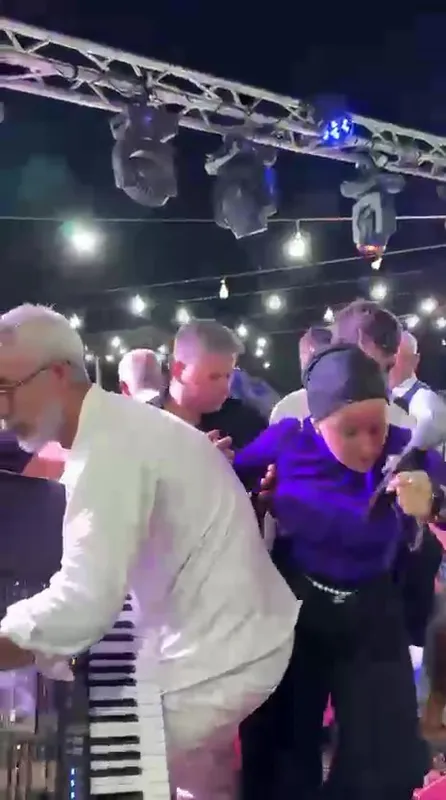 Düğünde halay başı olmak isteyerek kadın soliste saldıran alkollü şahıs korku dolu anlar yaşattı
