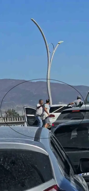 Trafikte yaşanan kürekli kavga
