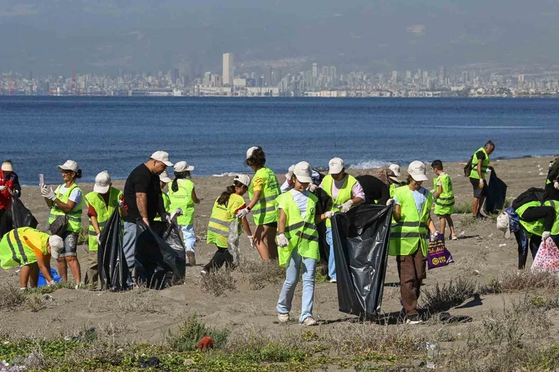 Mersin’de ’Dünya Temizlik Günü’nde sahiller çöpten arındı
