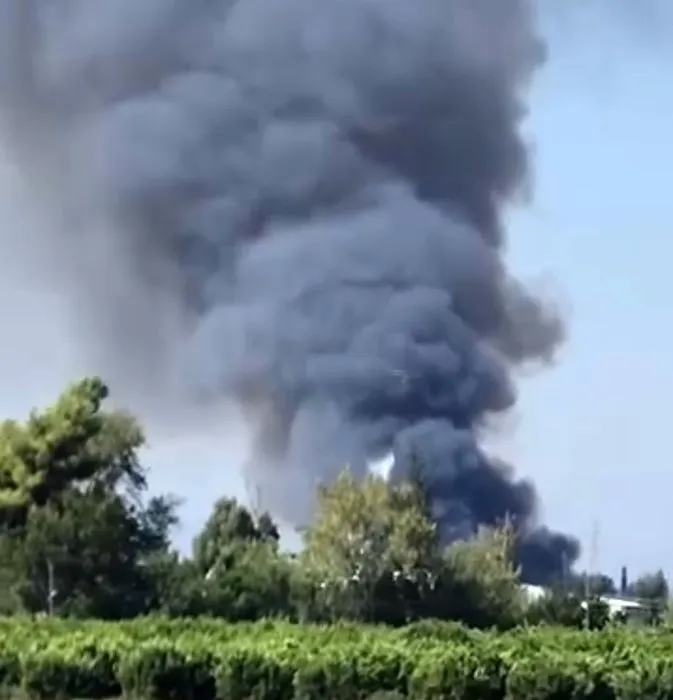 Geri dönüşüm fabrikasındaki yangına havadan da müdahale başladı
