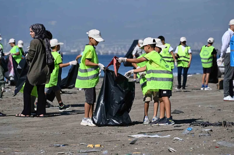 Mersin’de ’Dünya Temizlik Günü’nde sahiller çöpten arındı
