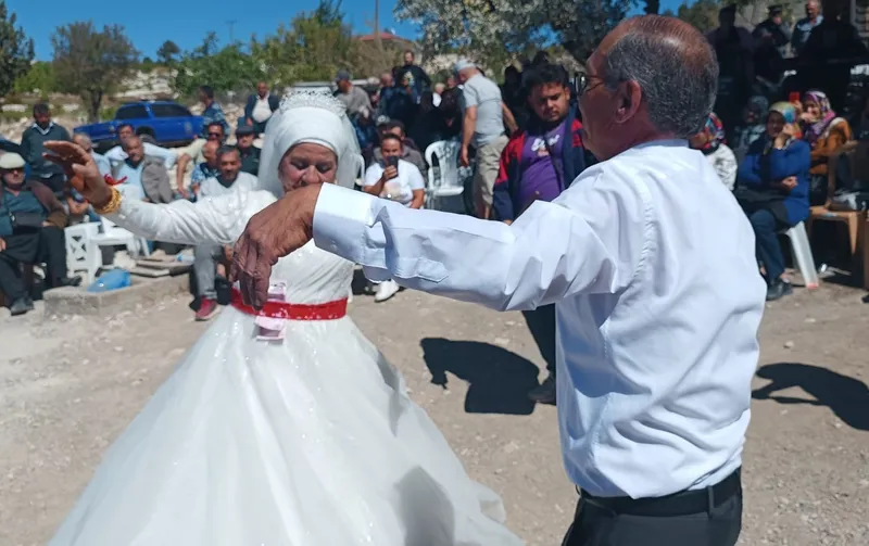 Bitmeyen aşk: 4 çocuklu 9 torunlu çift, 40 yıl sonra düğün yaptı
