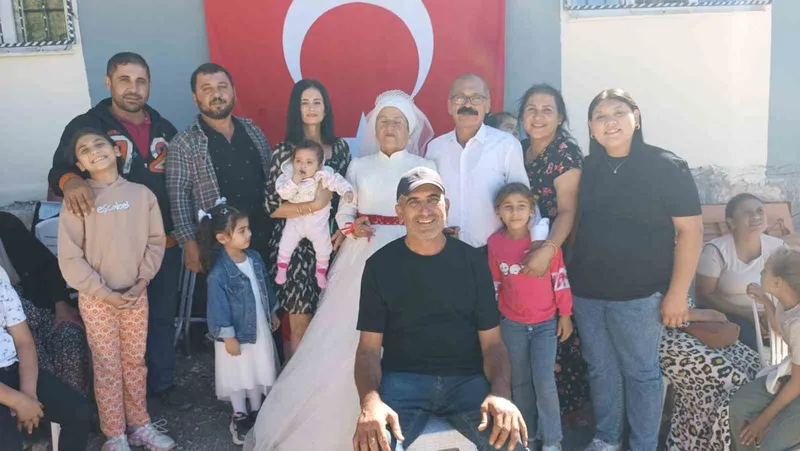 Bitmeyen aşk: 4 çocuklu 9 torunlu çift, 40 yıl sonra düğün yaptı
