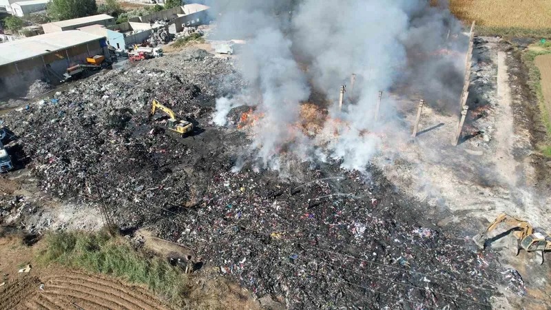 Geri dönüşüm tesisinin bahçesindeki yangında soğutma çalışması sürüyor
