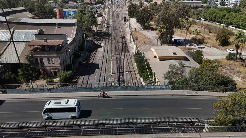 Adana’da ’007 James Bond’ filmine ev sahipliği yapan köprü, hızlı tren inşaatı için yıkılacak
