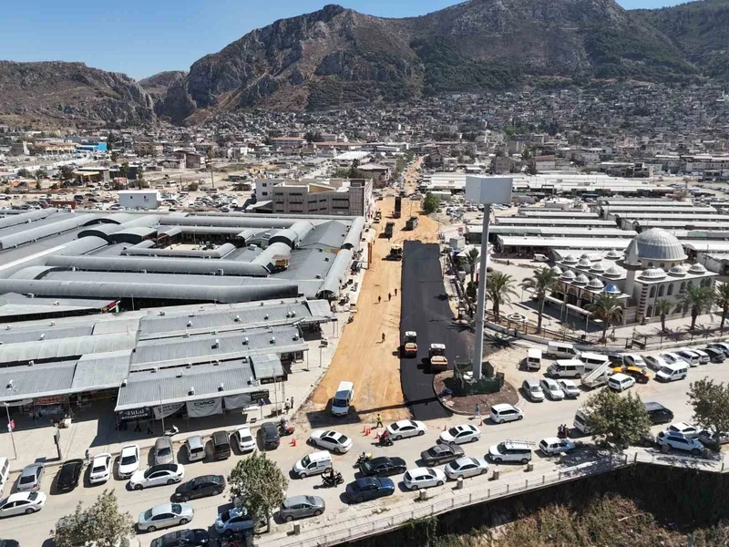 Antakya’nın inşa sürecinde kalbi olan prefabrik çarşının yolları asfaltlandı
