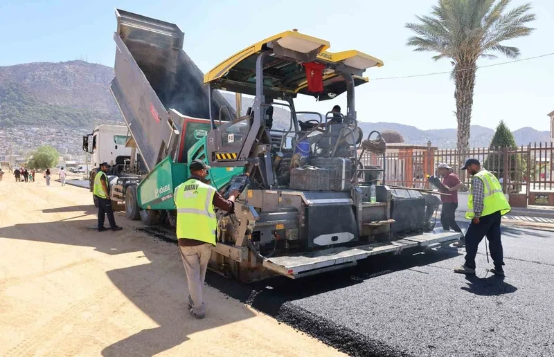 Antakya’nın inşa sürecinde kalbi olan prefabrik çarşının yolları asfaltlandı
