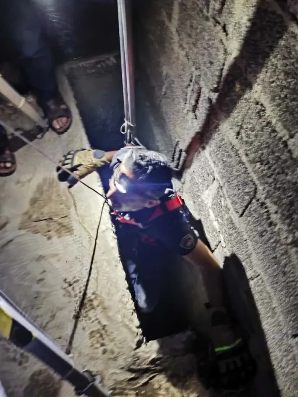 Hatay’da havalandırma boşluğuna düşen kedi kurtarıldı
