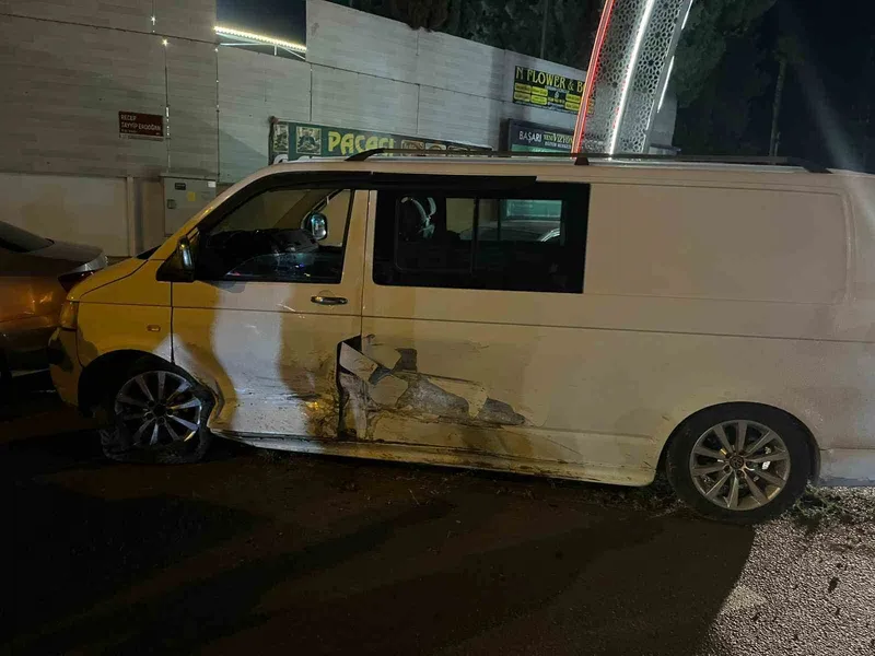Polisten kaçarak 2 araca çarpan minibüsten 11 kaçak göçmen çıktı
