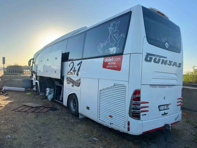 Mersin’de yolcu otobüsü refüje girdi: 13 yaralı
