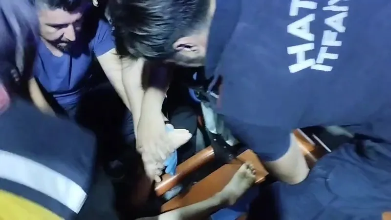 Parkta ayağı sıkışan çocuğun yardımına itfaiye yetişti
