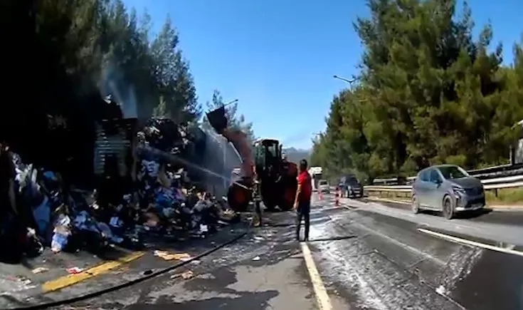 Mersin’de karton yüklü tırda yangın
