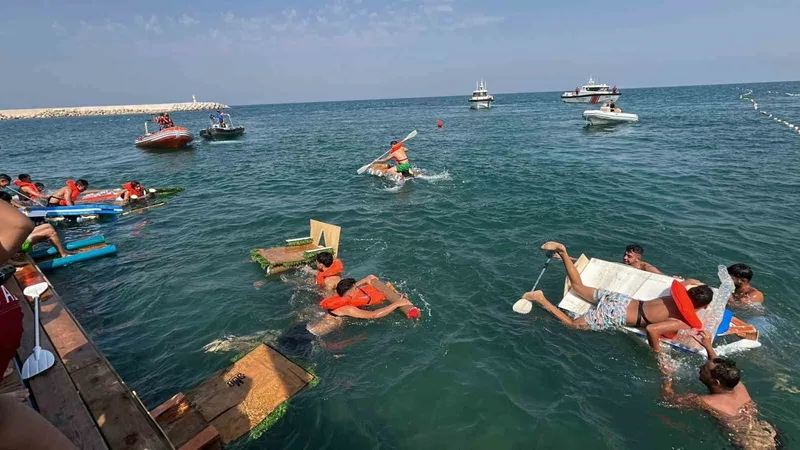Öğrenciler atık malzemelerden yaptıkları teknelerle yarıştılar
