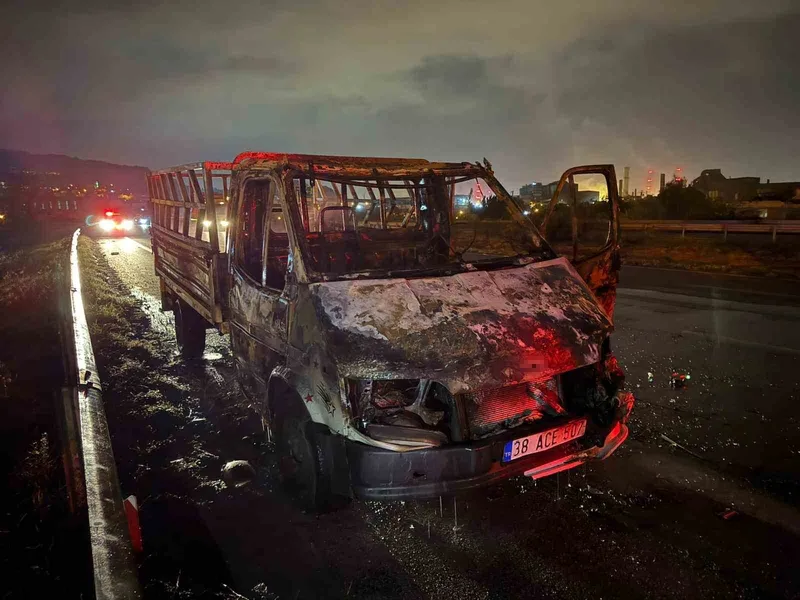 Gözlerinin önünde ekmek teknesi yanan vatandaş, alevlere müdahale etmeyen trafikteki diğer sürücülere tepki gösterdi

