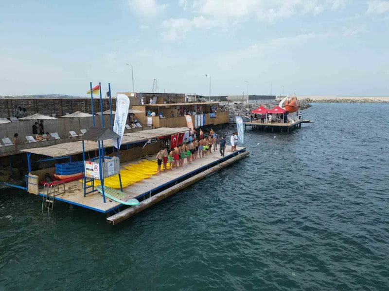 Öğrenciler atık malzemelerden yaptıkları teknelerle yarıştılar
