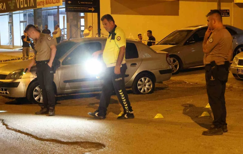 Uuzun namlulu silahla galeriyi taradılar: 10’dan fazla mermi isabet etti
