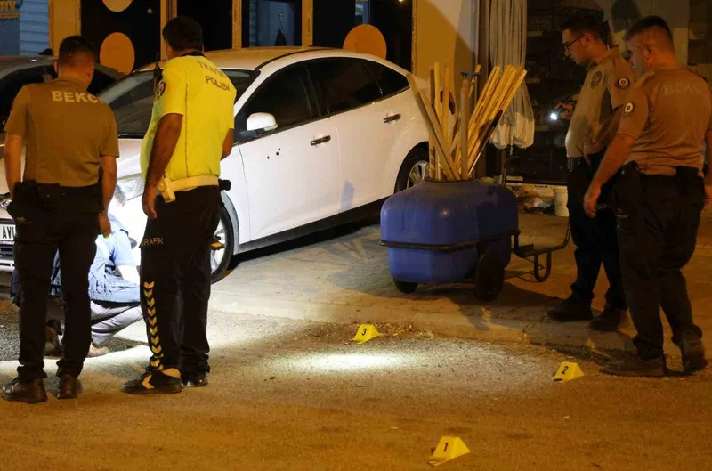 Uuzun namlulu silahla galeriyi taradılar: 10’dan fazla mermi isabet etti
