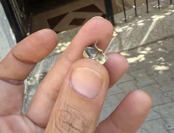 Patenle kayarak iş yeri kurşunladı: O anlar kamerada
