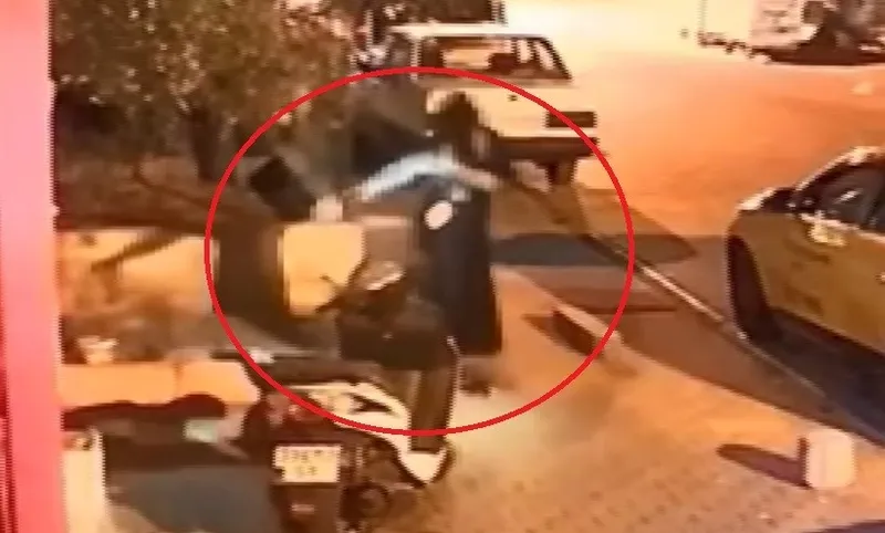 Patenle kayarak iş yeri kurşunladı: O anlar kamerada
