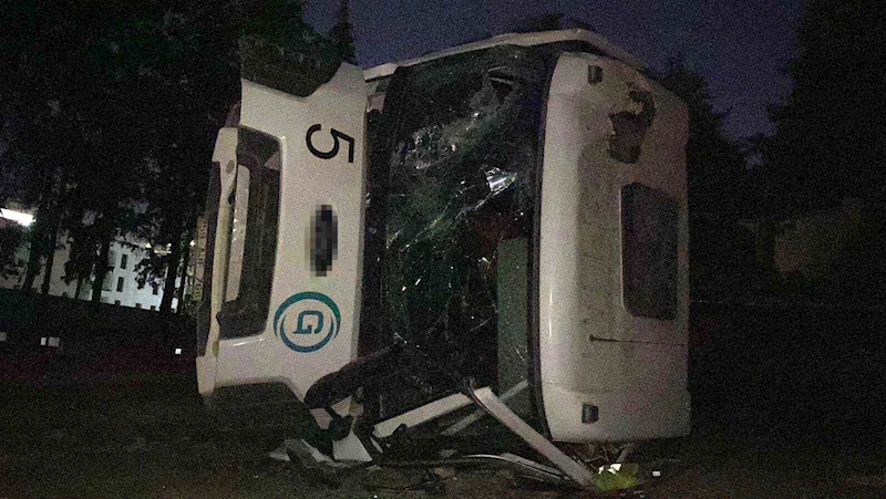 Yük boşalttığı sırada devrilen kamyonun altında kalan sürücü arkadaşlarının çabalarına rağmen öldü
