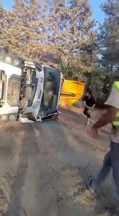 Yük boşalttığı sırada devrilen kamyonun altında kalan sürücü arkadaşlarının çabalarına rağmen öldü
