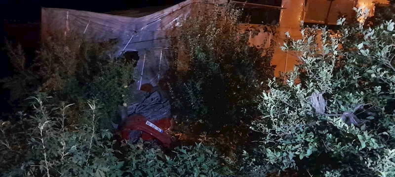 Yoldan çıkan otomobil seraya çarptı: 5 yaralı
