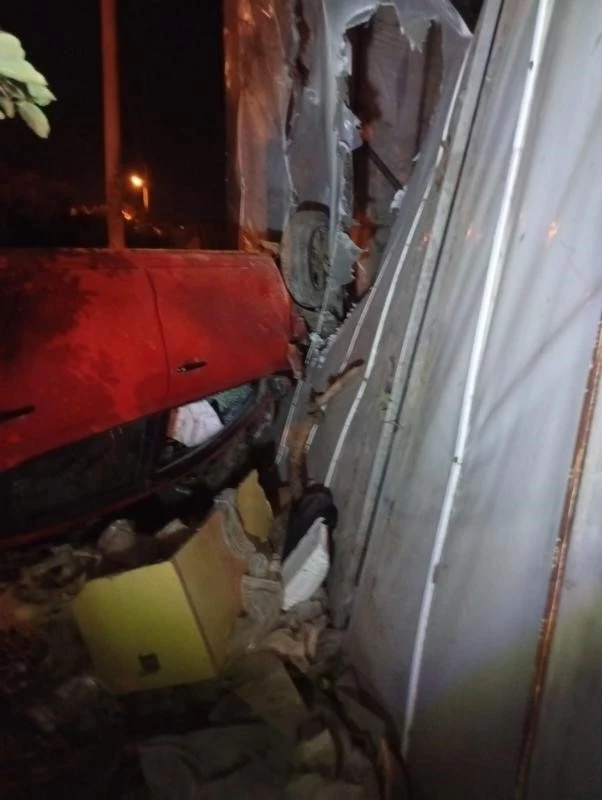 Yoldan çıkan otomobil seraya çarptı: 5 yaralı
