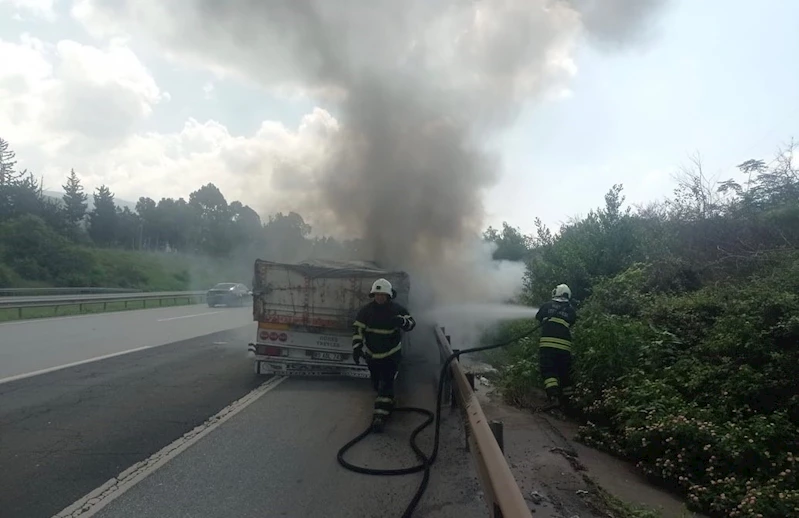 Seyir halindeki tırın dorsesinden alevler yükseldi
