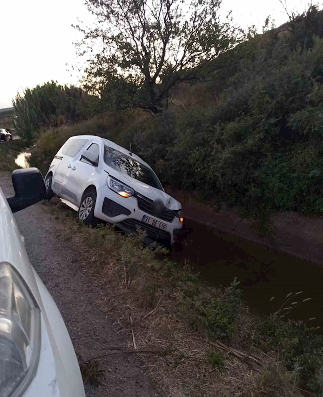 Koyun sürüsüne çarpan insan kaçakçısı, aracı ve göçmenleri bırakıp kaçtı
