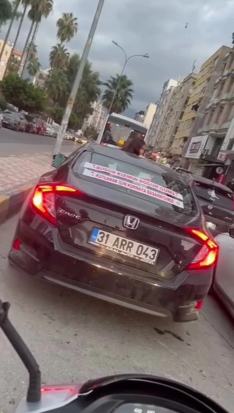 İnternette gördüğü akımla tüm şehre kızının doğum gününü kutlattı
