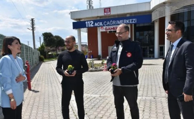 Çatıya sıkışan karganın kurtarılmasına çiçekli teşekkür