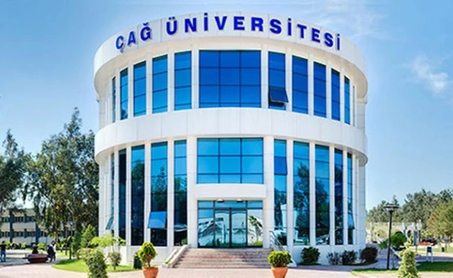 Çağ Üniversitesi son dönemde  akaryakıta gelen zamları bahane göstererek ücretsiz servis hizmetini kaldırdı, Öğrencilerden tepki geldi.