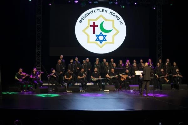 Medeniyetler Korosu, depremzedeler için konser verdi