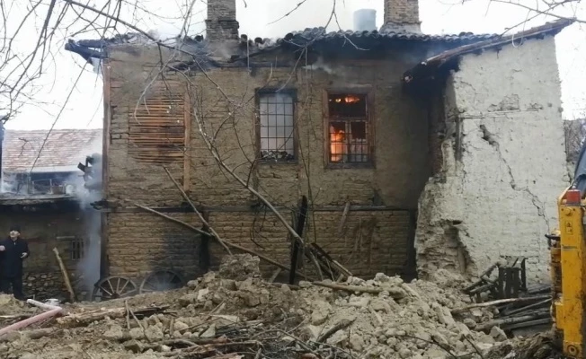 2 katlı ahşap evde yangın çıktı, 50 küçükbaş hayvan son anda kurtarıldı