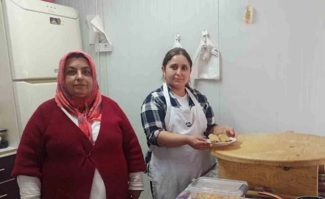 Depremde iş yeri yıkılan abla-kardeş konteyner iş yerinde hizmet veriyor