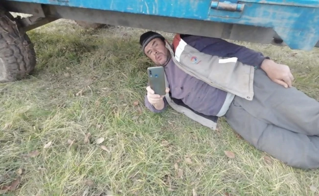 Dron korkusuyla traktörün altına saklanan baba: 