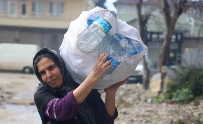 Fedakar anne, iki evladını karton ve plastik malzeme toplayarak okutuyor
