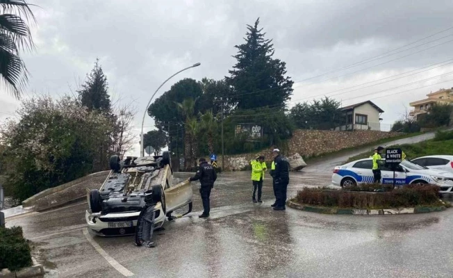 Hızını alamayan otomobil, kavşakta devrilerek ters döndü: 1 yaralı