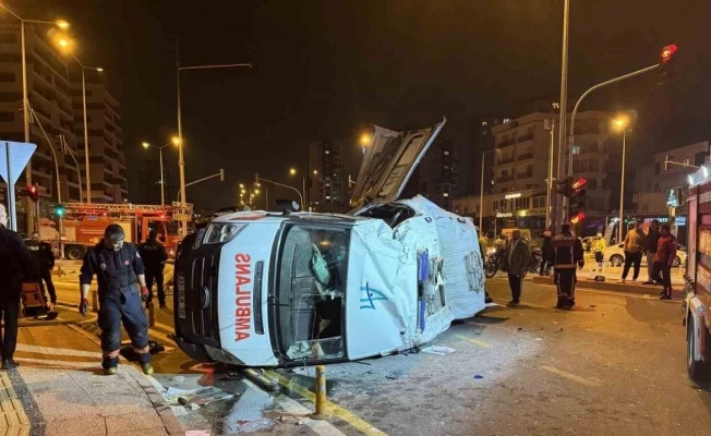 Mersin’de ambulans ile otomobil çarpıştı: 1’i ağır 7 yaralı