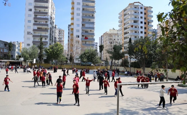 Okulun yanı başındaki yıkım, öğrencileri korkuttu